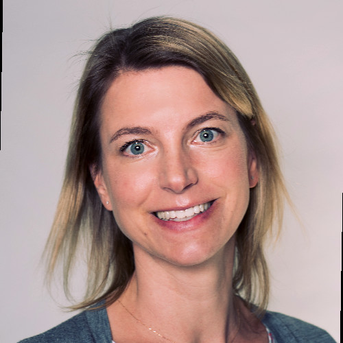 Vrouw met blond haar en blauwe ogen