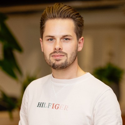 portretfoto van een man in de dertig die recht in de camera kijkt