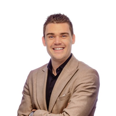 Portretfoto van een man in de veertig met een witte achtergrond