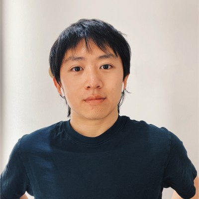 persoon kijkt emotieloos recht de camera