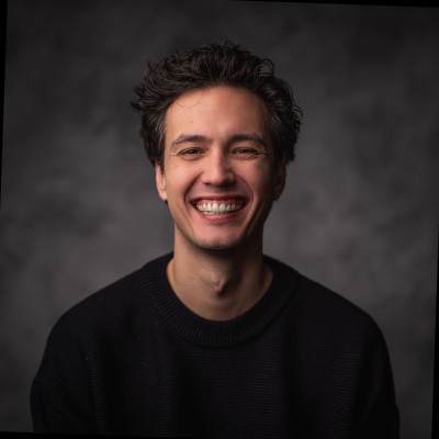 Brede glimlach van een jongeman begin dertig.