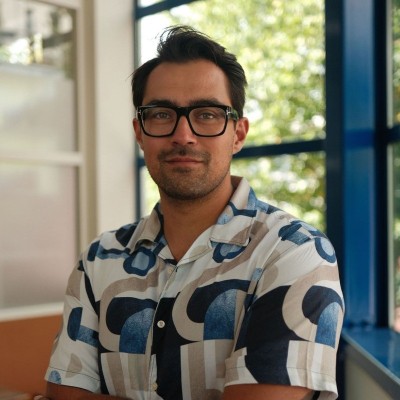 Man in de dertig met bril kijkt in de camera