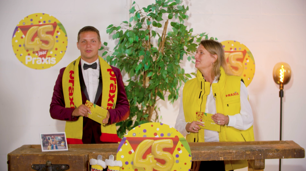 Twee quiz presentatoren