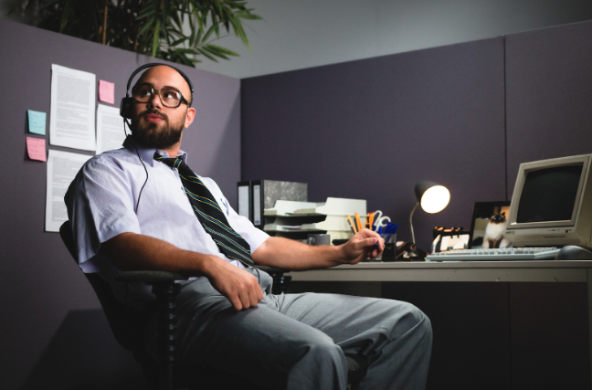 Meneer zit aan bureau