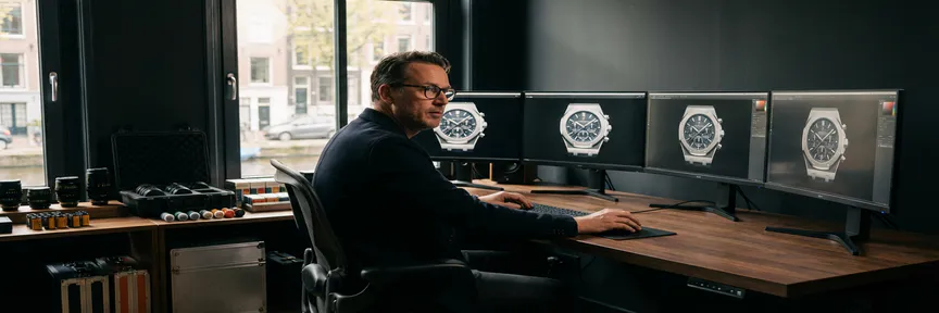 Videodirecteur beoordeelt merkbeelden op meerdere monitoren in modern Amsterdams productiestudio met camera-apparatuur op de voorgrond.