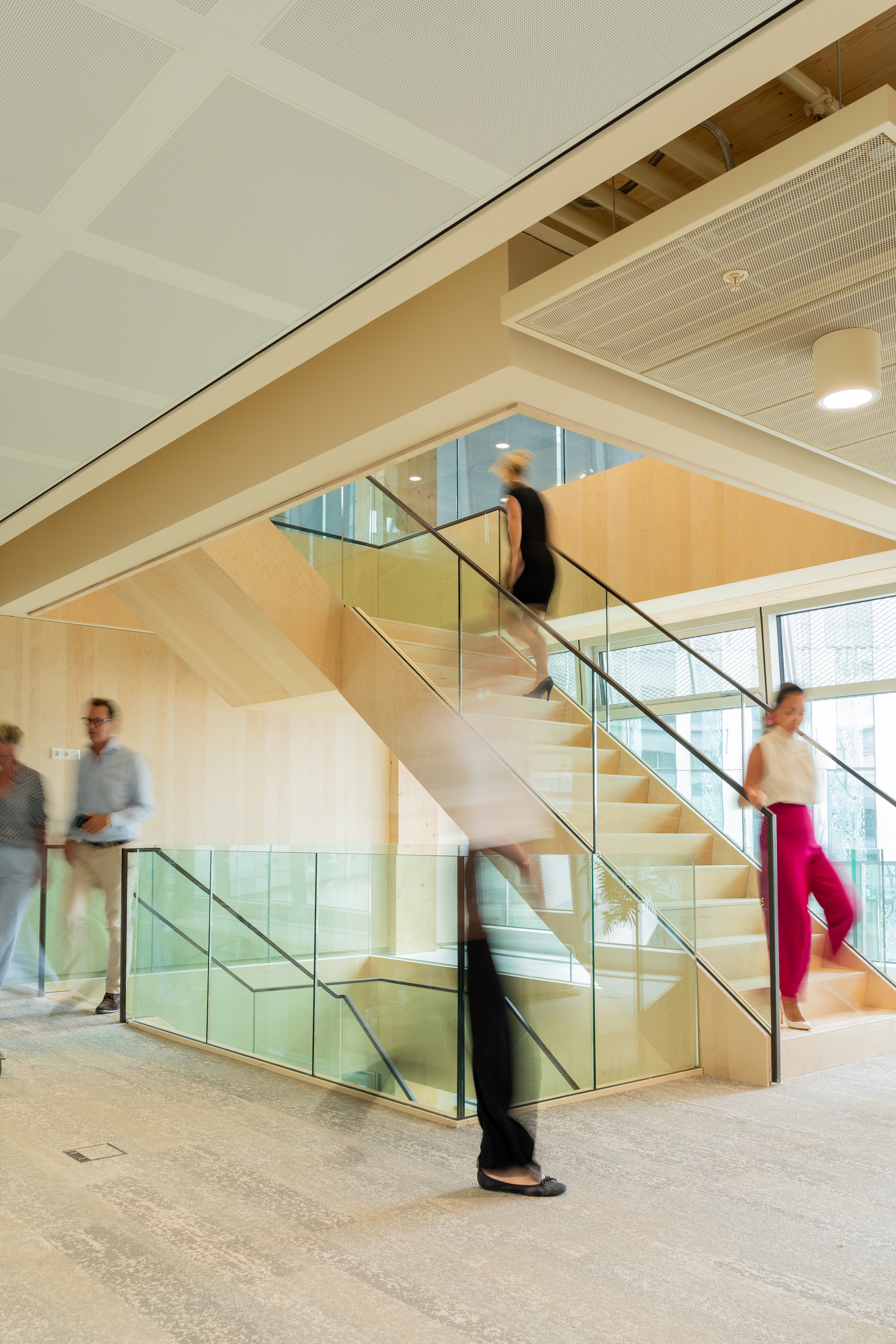Mensen lopen door een trappenhal