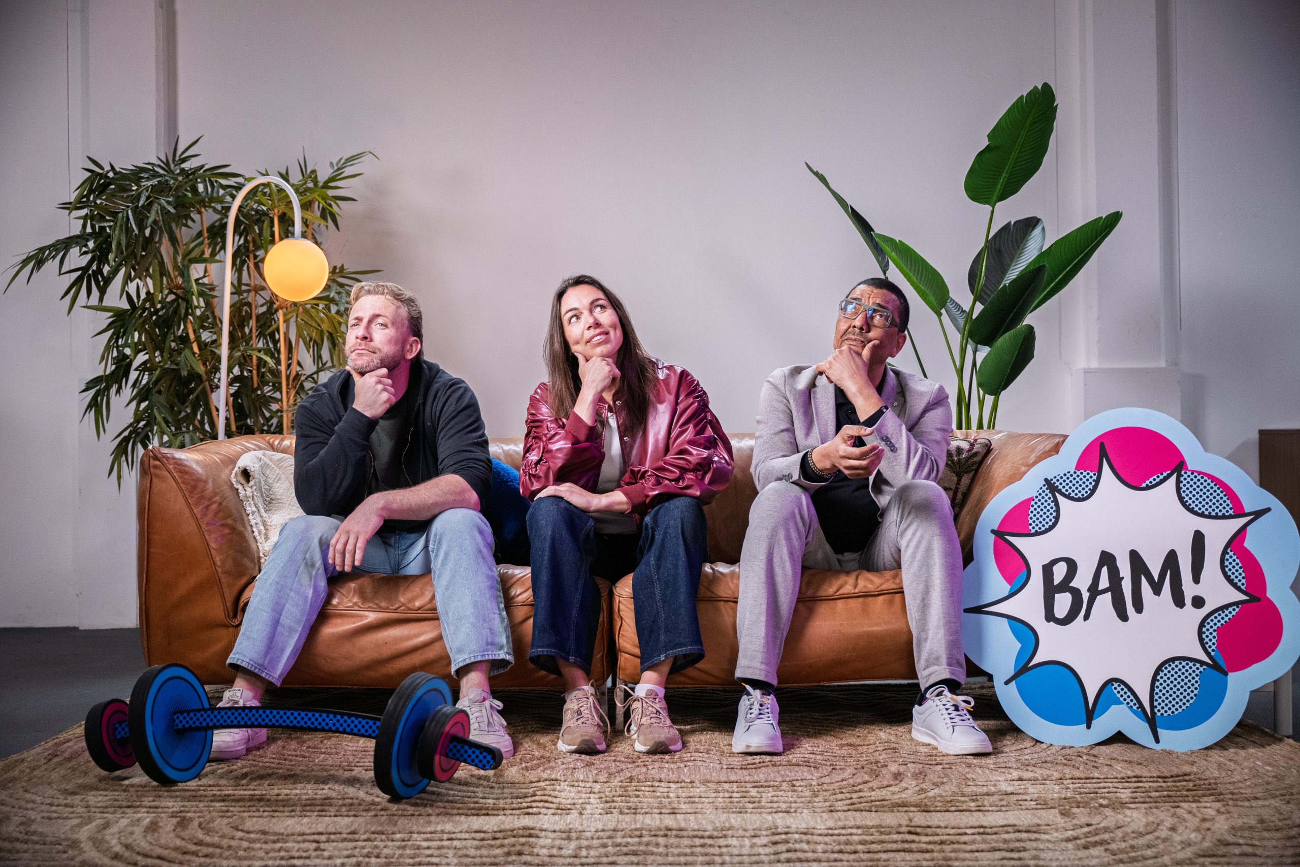 Drie mensen zitten bedenkelijk op de bank