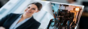 Glossy stockfoto van lachende zakenvrouw die opkrult en een videoproductieset met camera's en studiolichten onthult.