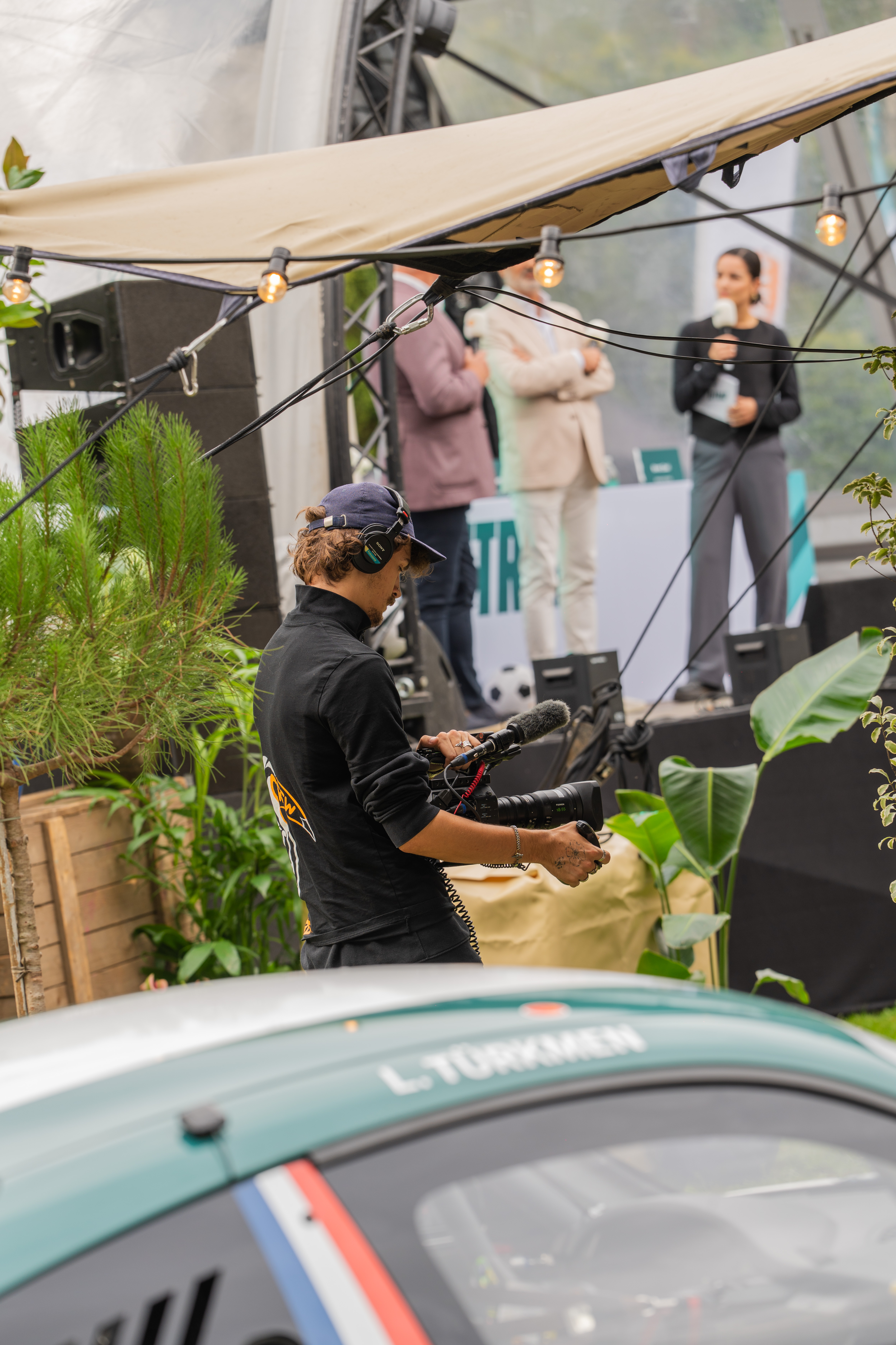 Jonge videograaf is aan het filmen op een zakelijk evenement